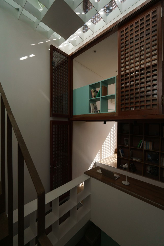 Những giá sách và đồ vật nhỏ phù hợp để vừa trang trí, vừa đáp ứng nhu cầu làm việc của gia chủ. Những giá sách và đồ vật nhỏ phù hợp để vừa trang trí, vừa đáp ứng nhu cầu làm việc của gia chủ.