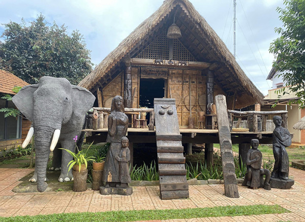 Nhà dài của người Ê-Đê với cầu thang đực và cầu thang cái. Nhà dài của người Ê-Đê với cầu thang đực và cầu thang cái.