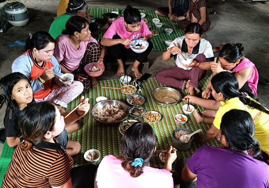 Bữa cơm mới được tổ chức trong phạm vi gia đình. Bữa cơm mới được tổ chức trong phạm vi gia đình.