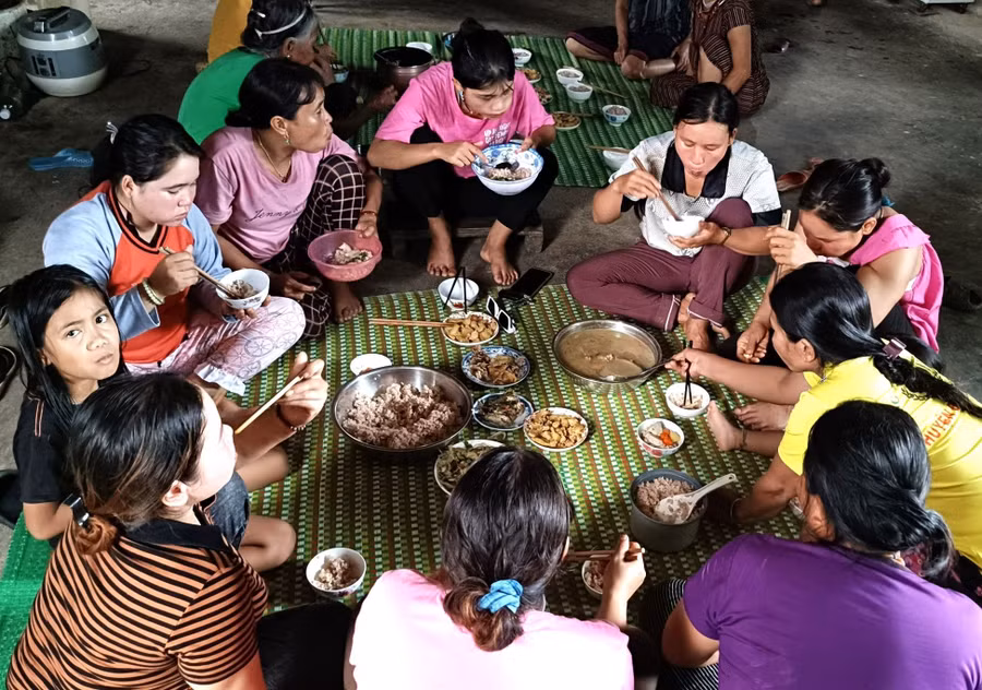 Bữa cơm mới được tổ chức trong phạm vi gia đình.