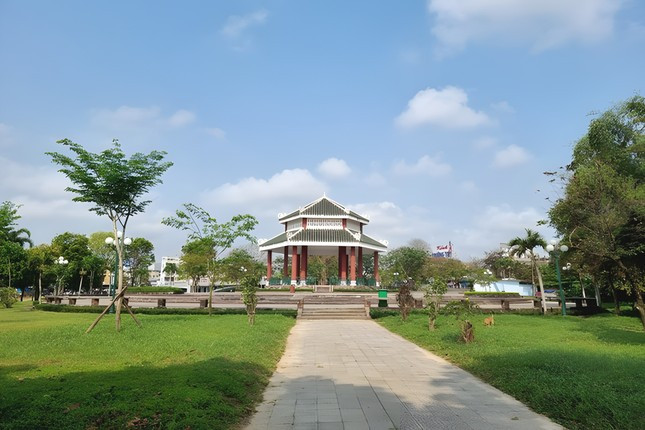 Tác phẩm điêu khắc tượng chân dung cố nhạc sĩ Trịnh Công Sơn sẽ được dựng tại công viên Trịnh Công Sơn ven sông Hương (phường Gia Hội, thành phố Huế) trong tháng 11 này. Tác phẩm điêu khắc tượng chân dung cố nhạc sĩ Trịnh Công Sơn sẽ được dựng tại công viên Trịnh Công Sơn ven sông Hương (phường Gia Hội, thành phố Huế) trong tháng 11 này.