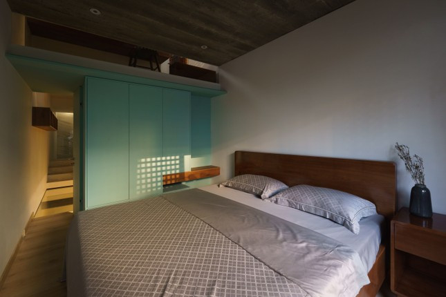 Màu xanh Pastel của ở tủ khiến không gian phòng ngủ nhẹ nhàng nhưng vẫn thanh lịch. Màu xanh Pastel của ở tủ khiến không gian phòng ngủ nhẹ nhàng nhưng vẫn thanh lịch.