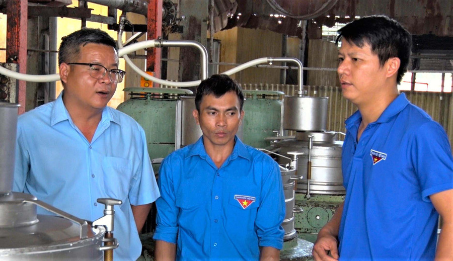 Anh Trần Duy Hùng (giữa)-đoàn viên Xí nghiệp Chế biến vận tải, Công ty TNHH một thành viên Cao su Chư Prông giới thiệu sáng kiến “Sử dụng nước chua để đánh đông mủ Skim trên mương”. Ảnh: H.Đ.T Anh Trần Duy Hùng (giữa)-đoàn viên Xí nghiệp Chế biến vận tải, Công ty TNHH một thành viên Cao su Chư Prông giới thiệu sáng kiến “Sử dụng nước chua để đánh đông mủ Skim trên mương”. Ảnh: H.Đ.T