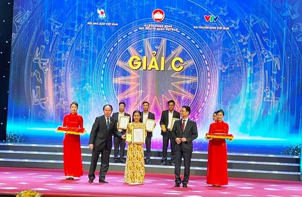 Phóng viên Báo Điện tử VietnamPlus đại diện nhóm tác giả nhận giải C Giải Báo chí Toàn quốc Phòng, Chống tham nhũng, tiêu cực lần thứ ba. Ảnh: PV/Vietnam+