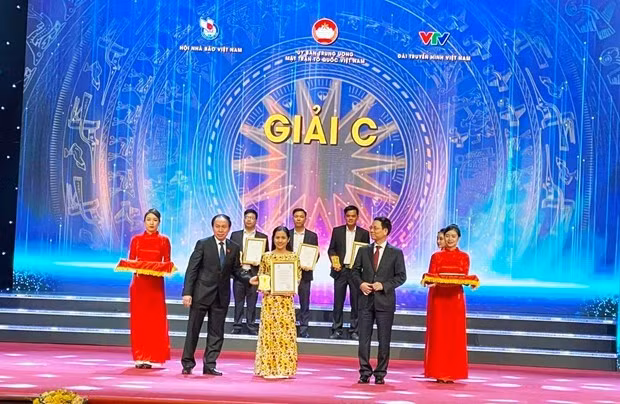 Phóng viên Báo Điện tử VietnamPlus đại diện nhóm tác giả nhận giải C Giải Báo chí Toàn quốc Phòng, Chống tham nhũng, tiêu cực lần thứ ba. Ảnh: PV/Vietnam+