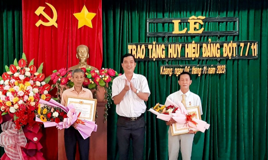 Chủ tịch UBND huyện Kbang Nguyễn Văn Dũng trao Huy hiệu 40 năm tuổi Đảng cho 2 đảng viên. Ảnh: Hữu Nở Chủ tịch UBND huyện Kbang Nguyễn Văn Dũng trao Huy hiệu 40 năm tuổi Đảng cho 2 đảng viên. Ảnh: Hữu Nở
