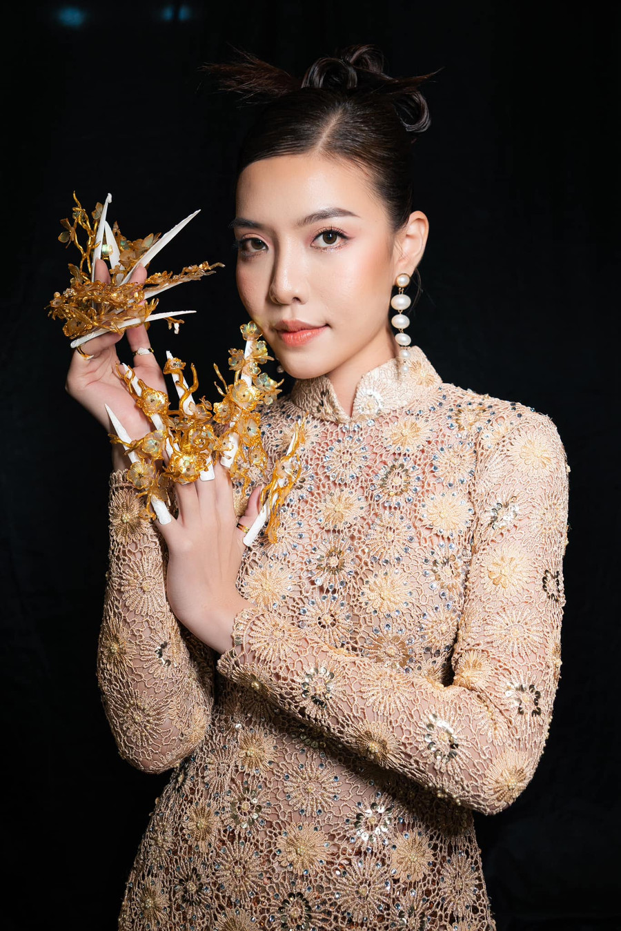 Chia sẻ với chúng tôi về lý do quyết định ghi danh dự thi Hoa hậu Hoàn vũ Việt Nam 2023 - Miss Cosmo Vietnam, Bùi Hạnh Nguyên cho biết cô mong muốn được thể hiện bản thân trước giám khảo và khán giả. Người đẹp sinh năm 1997 chia sẻ: “Tôi đã vắng bóng trên sàn diễn lâu lắm rồi nên lần này quay lại, tôi muốn thể hiện một phiên bản tốt hơn, hoàn thiện hơn. Thông qua đó, tôi muốn chứng minh rằng mỗi người đều có vẻ đẹp riêng biệt&quot;. Ảnh: FBNV