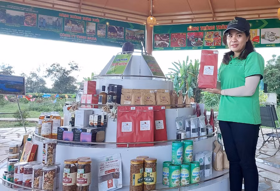 Quầy trưng bày các sản phẩm OCOP của Công ty cổ phần Chè Biển Hồ và huyện Chư Păh tại khu vực hàng thông trăm tuổi (xã Nghĩa Hưng). Ảnh: N.D