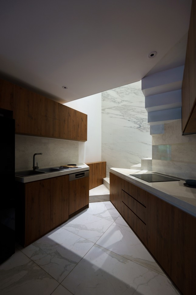 Diện tích nhỏ và chiều cao thấp nên các KTS cần phải nén không gian, bố trí vật dụng vừa đủ. Diện tích nhỏ và chiều cao thấp nên các KTS cần phải nén không gian, bố trí vật dụng vừa đủ.