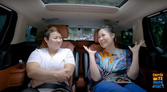 NSND Hồng Vân rơi nước mắt khi dẫn show thực tế - Ảnh 2. Trong vai trò host, Hồng Vân tạo sự kết nối, giúp các khách mời thoải mái chia sẻ về câu chuyện của mình. Ảnh: Chụp màn hình