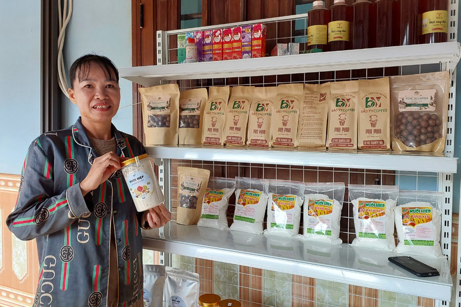 Các sản phẩm của bà Cúc đang trưng bày giới thiệu đến người tiêu dùng. Ảnh: N.D Các sản phẩm của bà Cúc đang trưng bày giới thiệu đến người tiêu dùng. Ảnh: N.D