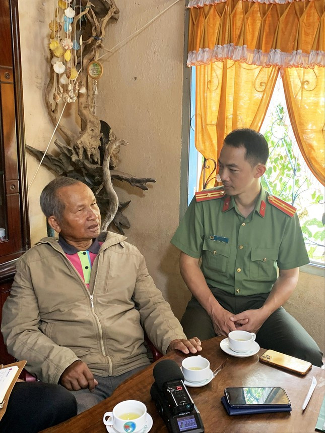 Già làng Ha Xuyên trao đổi với công an về tình hình an ninh trật tự ở địa phương