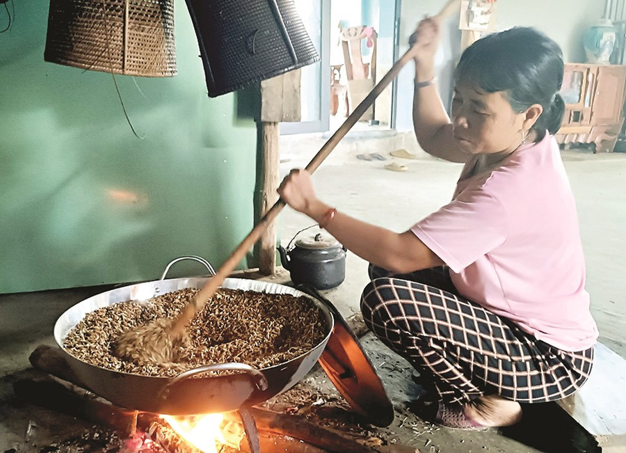 Lúa sau khi gặt về thường được rang khô trên bếp để tăng độ thơm ngon. Lúa sau khi gặt về thường được rang khô trên bếp để tăng độ thơm ngon.