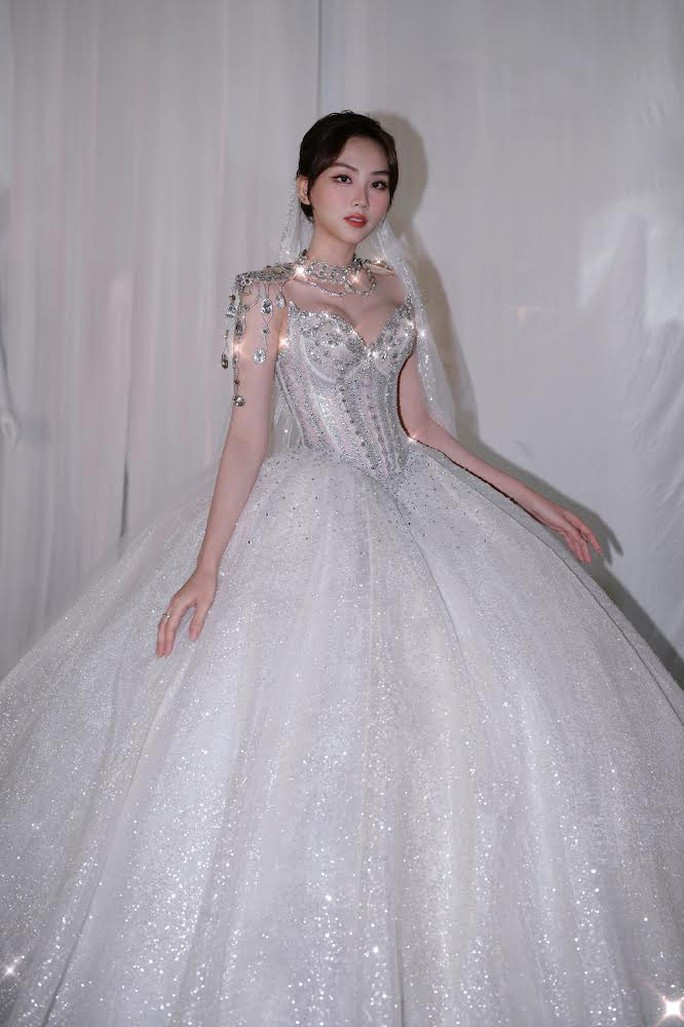 Hoa hậu Tiểu Vy, Mai Phương lộng lẫy đầm cưới - Ảnh 1. Hoa hậu Mai Phương vào bộ đầm mở màn show diễn
