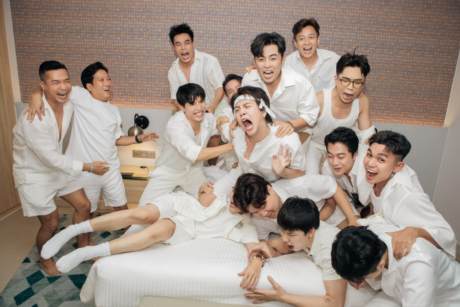 Trường Giang quậy tưng bừng trong tiệc độc thân của Puka - Gin Tuấn Kiệt - Ảnh 3. Quy tụ những "cây hài" như Duy Khánh, Quang Trung, Trường Giang, Lê Dương Bảo Lâm... nên tiệc độc thân của Gin Tuấn Kiệt diễn ra đầy "lầy lội" với nhiều khoảnh khắc khó đỡ. Ảnh: Phan Thành Nhân