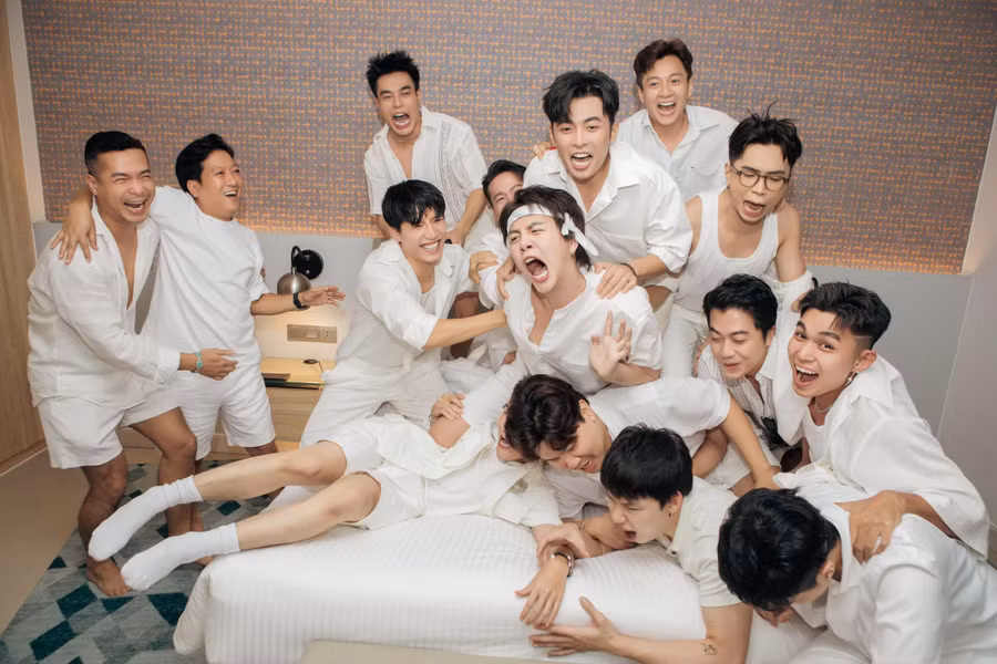 Quy tụ những "cây hài" như Duy Khánh, Quang Trung, Trường Giang, Lê Dương Bảo Lâm... nên tiệc độc thân của Gin Tuấn Kiệt diễn ra đầy "lầy lội" với nhiều khoảnh khắc khó đỡ. Ảnh: Phan Thành Nhân