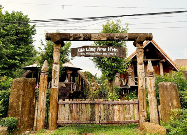 Giữa phố thị sầm uất vẫn còn một ngôi làng bản địa lưu giữ được nét văn hóa của đồng bào Ê-Đê. Giữa phố thị sầm uất vẫn còn một ngôi làng bản địa lưu giữ được nét văn hóa của đồng bào Ê-Đê.