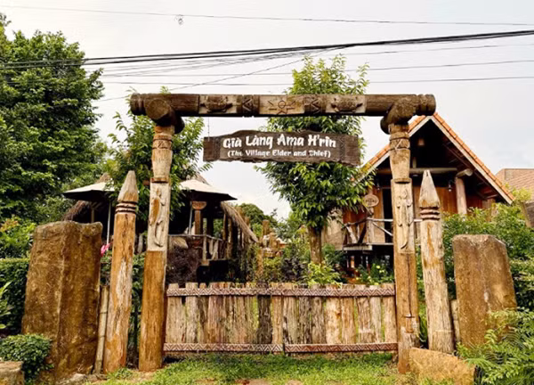 Giữa phố thị sầm uất vẫn còn một ngôi làng bản địa lưu giữ được nét văn hóa của đồng bào Ê-Đê.