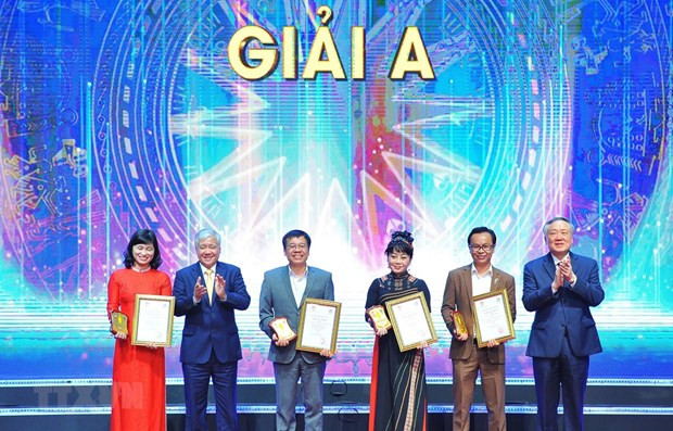 Lễ trao Giải Báo chí Toàn quốc Phòng, Chống tham nhũng, tiêu cực lần thứ ba, năm 2020-2021. Ảnh: Minh Đức/TTXVN
