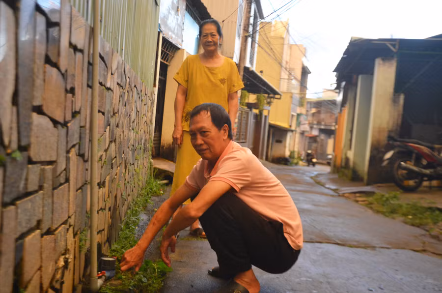 Ông Nguyễn An hướng dẫn người dân bảo vệ đồng hồ nước sinh hoạt tại tổ 2, phường Phù Đổng, TP. Pleiku. Ảnh: Hoàng Cư