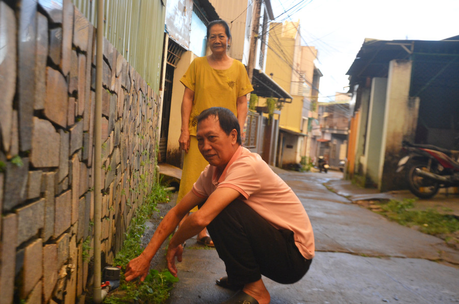 Ông Nguyễn An hướng dẫn người dân bảo vệ đồng hồ nước sinh hoạt tại tổ 2, phường Phù Đổng, TP. Pleiku. Ảnh: Hoàng Cư