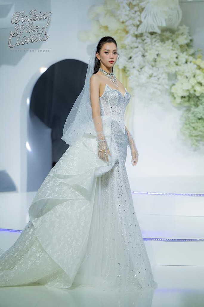 Hoa hậu Tiểu Vy, Mai Phương lộng lẫy đầm cưới - Ảnh 5.