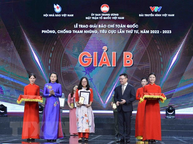 Phó Trưởng Ban Tuyên giáo Trung ương, Tổng Biên tập Báo Nhân Dân, Chủ tịch Hội Nhà báo Việt Nam Lê Quốc Minh và Phó Chủ tịch, Tổng Thư ký Ủy ban Trung ương MTTQ Việt Nam Nguyễn Thị Thu Hà trao Giải B cho phóng viên Báo Điện tử VietnamPlus, Thông tấn xã Việt Nam. Ảnh: Minh Đức/TTXVN Phó Trưởng Ban Tuyên giáo Trung ương, Tổng Biên tập Báo Nhân Dân, Chủ tịch Hội Nhà báo Việt Nam Lê Quốc Minh và Phó Chủ tịch, Tổng Thư ký Ủy ban Trung ương MTTQ Việt Nam Nguyễn Thị Thu Hà trao Giải B cho phóng viên Báo Điện tử VietnamPlus, Thông tấn xã Việt Nam. Ảnh: Minh Đức/TTXVN