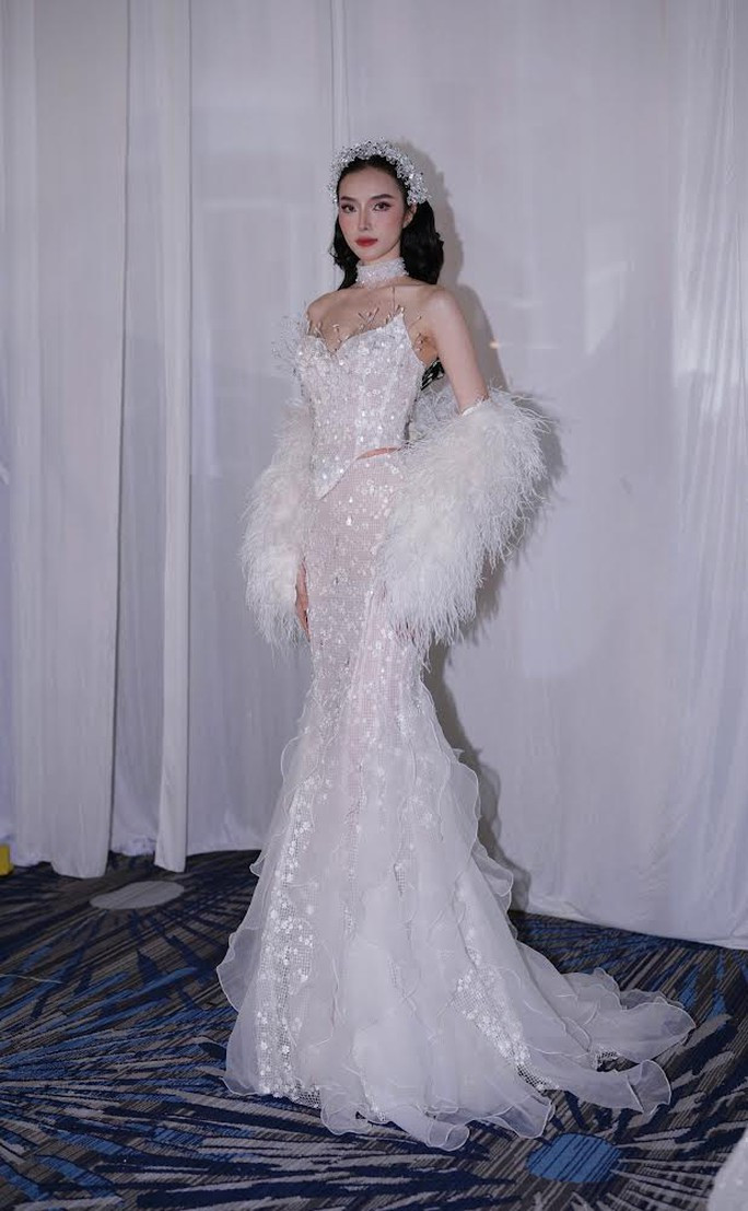 Hoa hậu Tiểu Vy, Mai Phương lộng lẫy đầm cưới - Ảnh 7. Một số mẫu đầm cưới khác của bộ sưu tập
