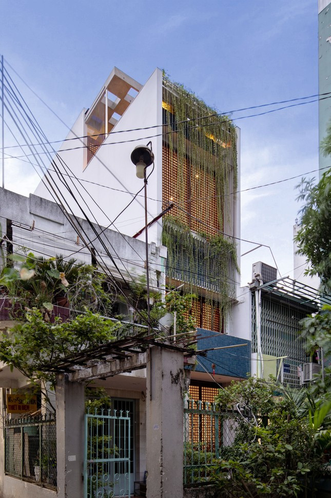 Closer house nằm trong một khu nhà liên kế, ở trung tâm Sài Gòn. Closer house nằm trong một khu nhà liên kế, ở trung tâm Sài Gòn.