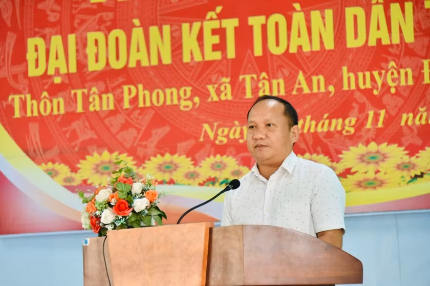 Phó Bí thư Tỉnh ủy Rah Lan Chung phát biểu tại Ngày hội Đại đoàn kết toàn dân tộc ở thôn Tân Phong. Ảnh: Đức Thụy