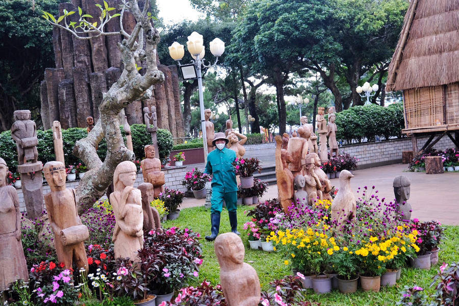 Khu vườn tượng trước trụ đá tại Quảng Trường Đại Đoàn Kết (TP. Pleiku) chuẩn bị cho Tuần Văn hóa-Du lịch Gia Lai 2023. Ảnh: H.N