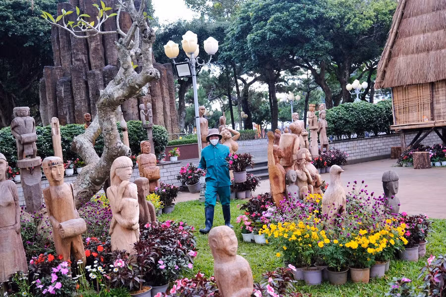 Khu vườn tượng trước trụ đá tại Quảng Trường Đại Đoàn Kết (TP. Pleiku) chuẩn bị cho Tuần Văn hóa-Du lịch Gia Lai 2023. Ảnh: H.N