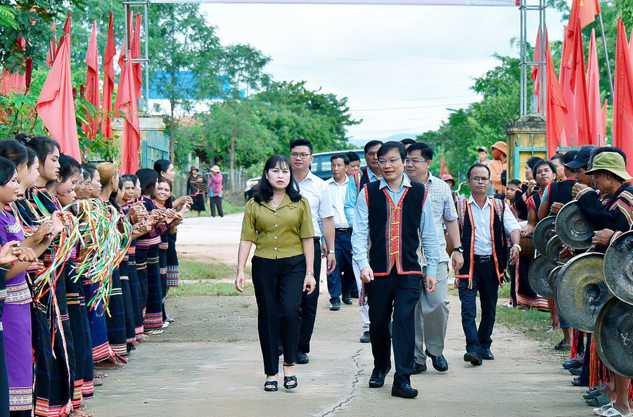 Chủ tịch UBND tỉnh Trương Hải Long (đi trước, bên phải) về dự và chung vui Ngày hội Đại đoàn kết toàn dân tộc với người dân thôn Kte Lớn A, xã Ia Yeng, huyện Phú Thiện. Ảnh: Đức Thụy Chủ tịch UBND tỉnh Trương Hải Long (đi trước, bên phải) về dự và chung vui Ngày hội Đại đoàn kết toàn dân tộc với người dân thôn Kte Lớn A, xã Ia Yeng, huyện Phú Thiện. Ảnh: Đức Thụy