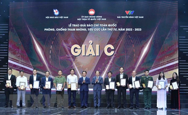 Phó Trưởng Ban Thường trực Ban Dân vận Trung ương Phạm Tất Thắng và Bộ trưởng, Chủ nhiệm Ủy ban Dân tộc Hầu A Lềnh trao Giải C cho các tác giả. Ảnh: Minh Đức/TTXVN Phó Trưởng Ban Thường trực Ban Dân vận Trung ương Phạm Tất Thắng và Bộ trưởng, Chủ nhiệm Ủy ban Dân tộc Hầu A Lềnh trao Giải C cho các tác giả. Ảnh: Minh Đức/TTXVN