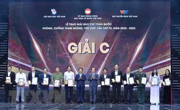 Phó Trưởng Ban Thường trực Ban Dân vận Trung ương Phạm Tất Thắng và Bộ trưởng, Chủ nhiệm Ủy ban Dân tộc Hầu A Lềnh trao Giải C cho các tác giả. Ảnh: Minh Đức/TTXVN