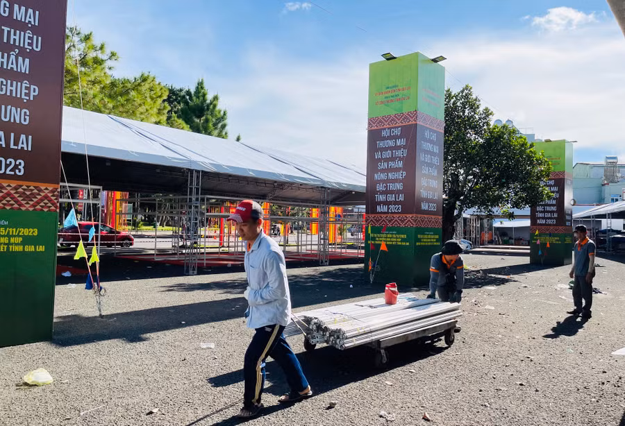 Công tác dàn dựng gian hàng và trang trí tổng thể đang được gấp rút thực hiện, đảm bảo tiến độ đề ra. Ảnh: V.T