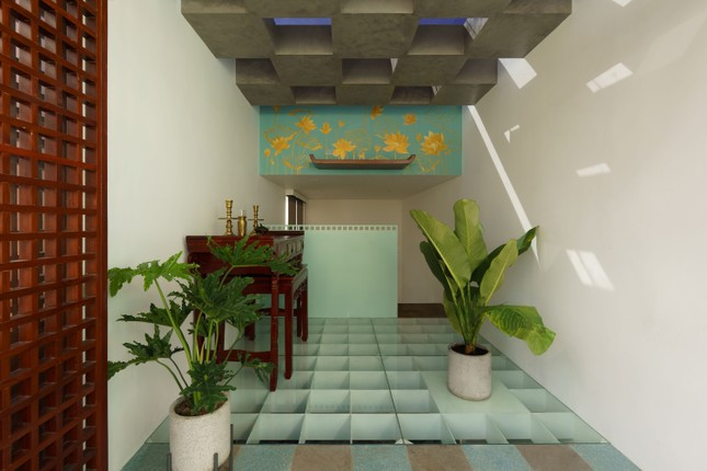 Phòng thờ kết hợp cây xanh với tông màu xanh pastel làm chủ đạo, mang đến cảm giác trang nghiêm. Phòng thờ kết hợp cây xanh với tông màu xanh pastel làm chủ đạo, mang đến cảm giác trang nghiêm.