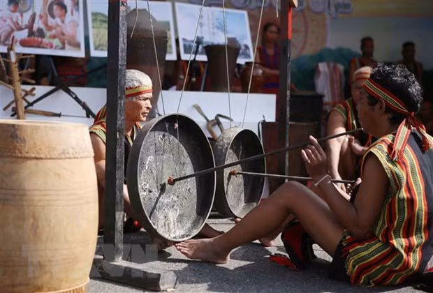 Các nghệ nhân của dân tộc Dơ Năm, tỉnh Kom Tum, trình diễn nhạc cụ truyền thống tại không gian trưng bày của Ngày hội. Ảnh: Quý Trung/TTXVN