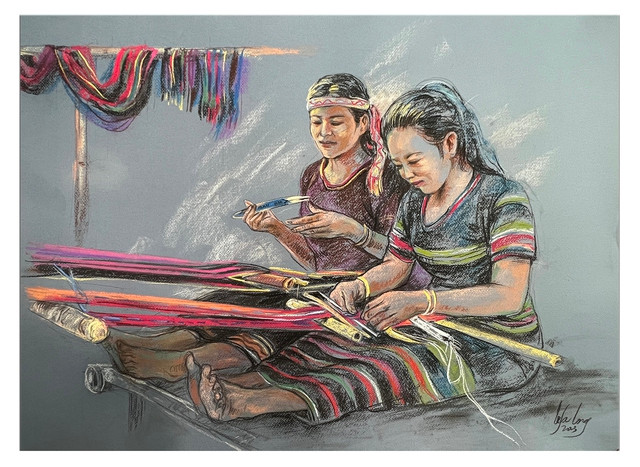 Các nữ nghệ nhân dân gian ở huyện Kon Rẫy vừa biểu diễn nghề dệt thổ cẩm truyền thống vừa hát dân ca