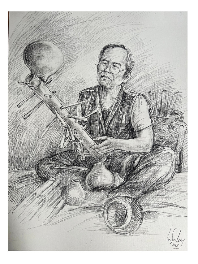 Nghệ nhân dân tộc Jrai (tỉnh Gia Lai) chế tác và diễn tấu đàn goong trong ngày hội