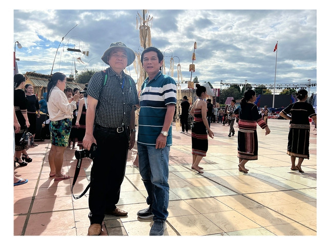 Họa sĩ Lê Sa Long (trái) cùng một người bạn nhà báo ở Đắk Lắk trong Ngày hội văn hóa, thể thao và du lịch các dân tộc vùng Tây nguyên