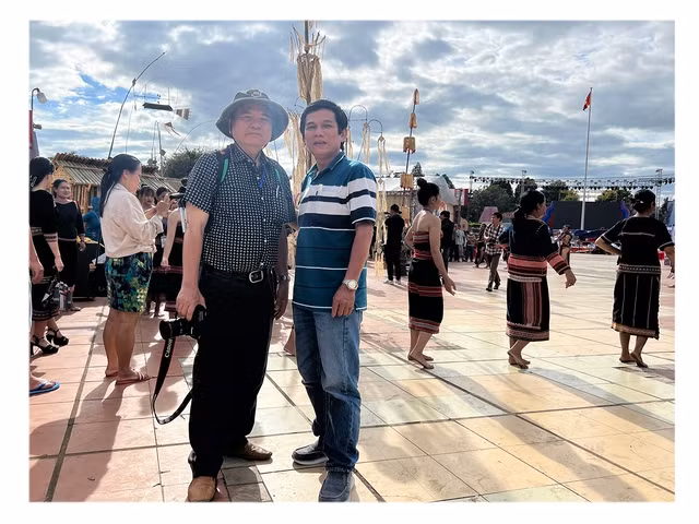 Họa sĩ Lê Sa Long (trái) cùng một người bạn nhà báo ở Đắk Lắk trong Ngày hội văn hóa, thể thao và du lịch các dân tộc vùng Tây nguyên
