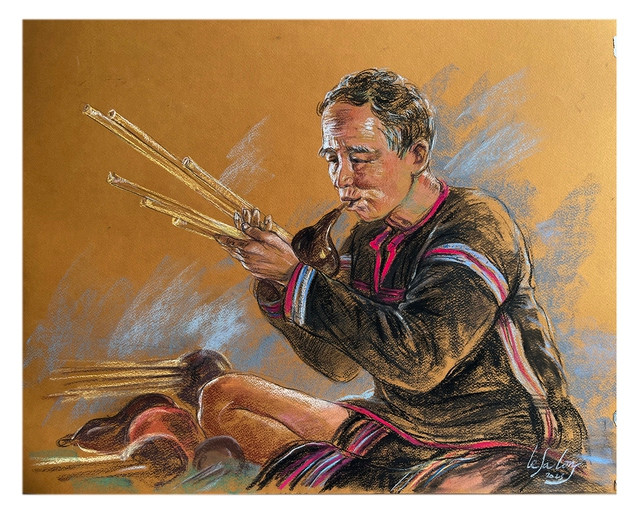 Nghệ nhân Ê đê diễn tấu nhạc cụ do tự mình chế tác