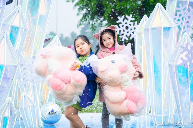 Nhiều món quà gấu bông ngộ nghĩnh, khổng lồ là thành quả mà các em nhận được sau khi check-in khu rừng pha lê