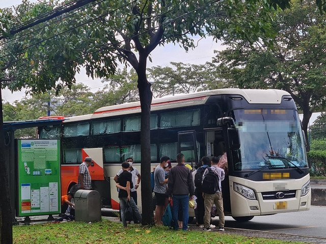 Dừng đón khách tại trạm xe buýt trên xa lộ Hà Nội (P.Hiệp Phú, TP.Thủ Đức) Dừng đón khách tại trạm xe buýt trên xa lộ Hà Nội (P.Hiệp Phú, TP.Thủ Đức)