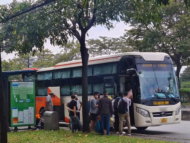 Dừng đón khách tại trạm xe buýt trên xa lộ Hà Nội (P.Hiệp Phú, TP.Thủ Đức)