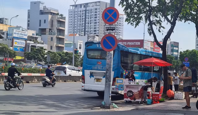 Xe hợp đồng bất chấp biển cấm dừng đón khách, chất hàng hóa tại khu vực ngã tư Hàng Xanh