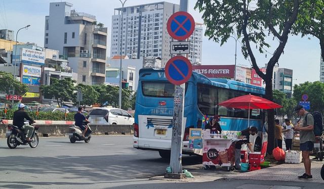 Xe hợp đồng bất chấp biển cấm dừng đón khách, chất hàng hóa tại khu vực ngã tư Hàng Xanh Xe hợp đồng bất chấp biển cấm dừng đón khách, chất hàng hóa tại khu vực ngã tư Hàng Xanh