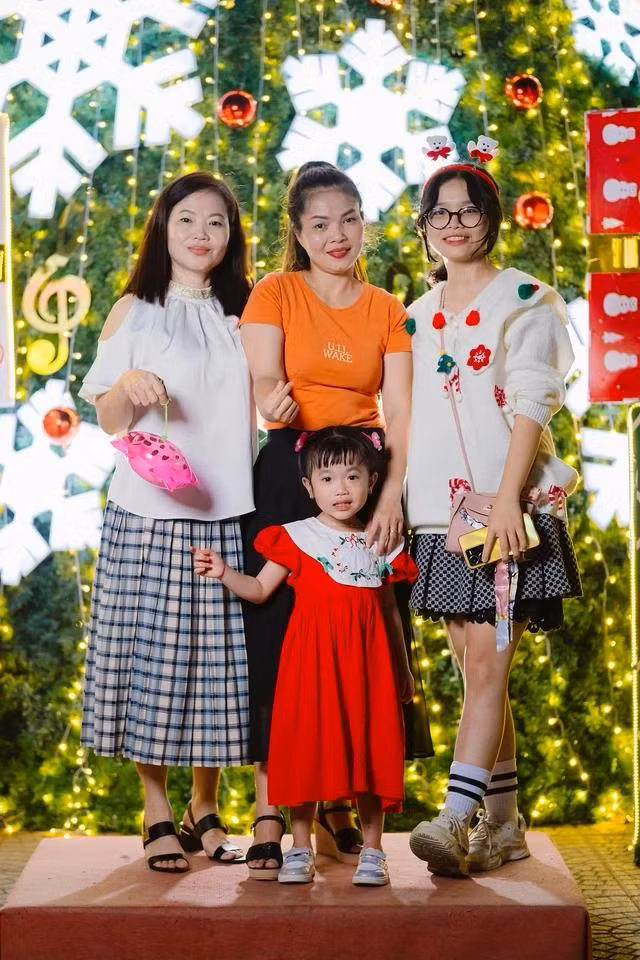 Anh Thư cùng mẹ và dì của mình được Duy chụp bộ ảnh đẹp miễn phí. Ảnh: NVCC