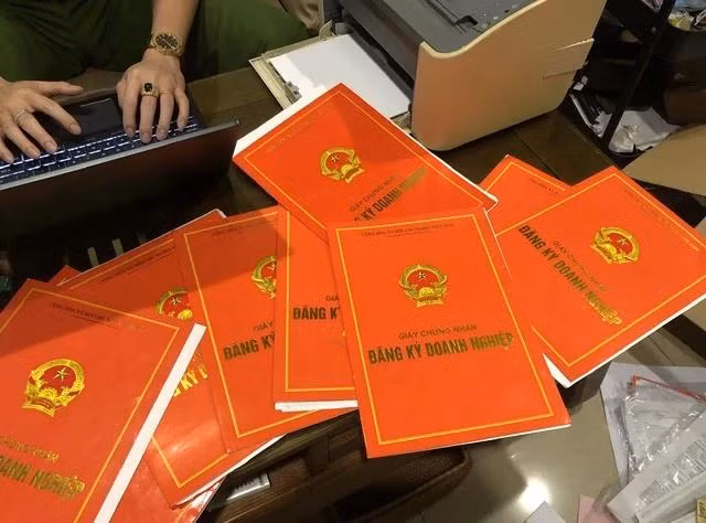 2 bị cáo lập khoảng 50 công ty để xuất hóa đơn khống. 2 bị cáo lập khoảng 50 công ty để xuất hóa đơn khống.